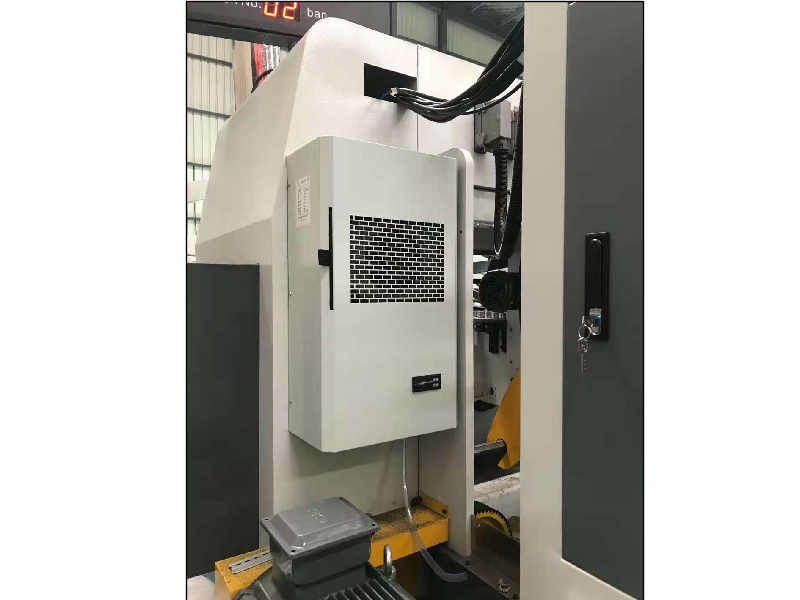 加工厂设备加装智能电柜空调